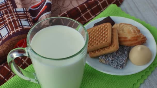 Glass Milk Plate Sweets Cookies Green Napkin Close Sweet Dessert — Vídeo de stock