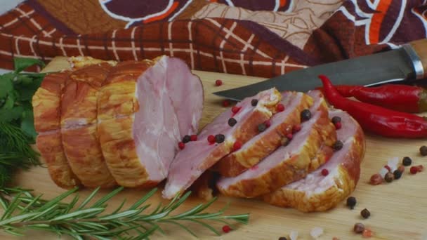 传统火腿片在木制切菜板上与切菜刀 多种颜色的调料 红辣椒 茴香和罗勒 猪肉小吃的概念 — 图库视频影像