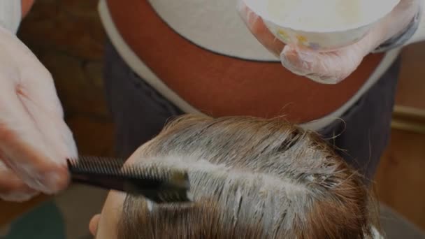 Ein Professioneller Friseur Kämmt Und Färbt Seinen Kunden Die Haare — Stockvideo