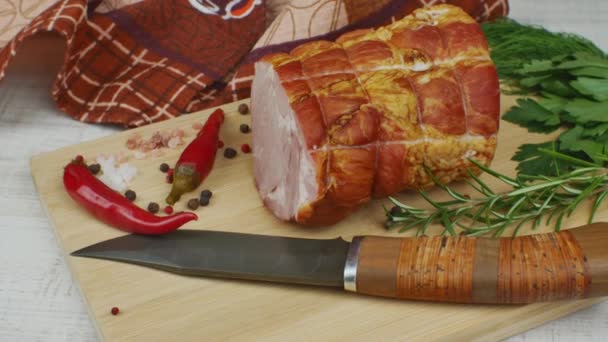 彫刻ナイフ 多色のオールスパイス 赤唐辛子 パセリ ディル バジルと木製のまな板の上にジューシーでおいしいポークベーコンの作品 肉製品の概念 — ストック動画