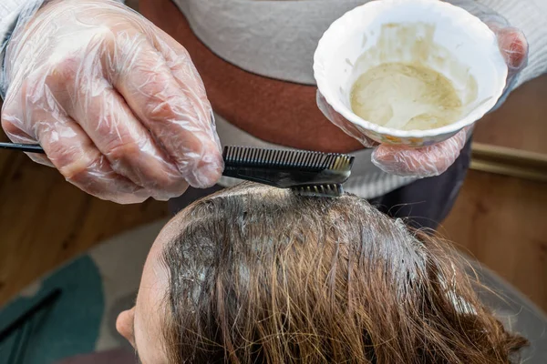 Salão. close-up de um corte de cabelo feminino, mestre em uma