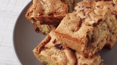 Meyve ve meyveli turta parçaları festival masasında bir tabakta yatıyor. Ev yapımı turtanın olduğu bir tabağın yakın çekimi. Tatil ve takılma konsepti.