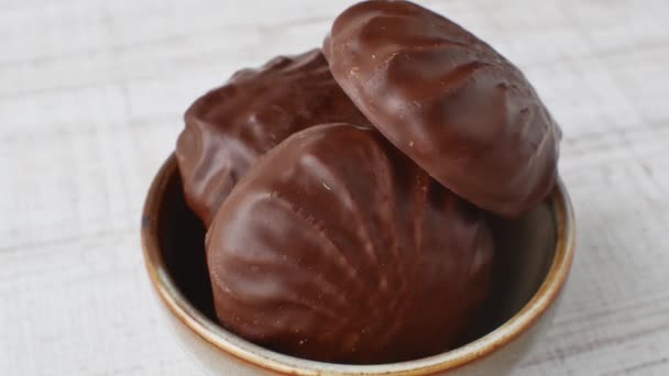 Zephyr Schokoladenglasur Einer Beigen Tasse Großaufnahme Von Schokoladen Marshmallows Einer — Stockvideo