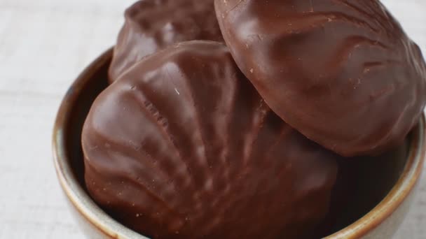 Ζυμαρικά Σοκολάτα Διπλωμένα Καφέ Μπολ Μπεζ Φλιτζάνι Close Marshmallows Καλύπτονται — Αρχείο Βίντεο
