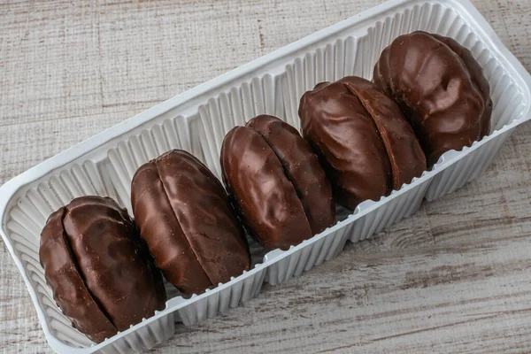 Paquete Malvaviscos Chocolate Cerca Acostado Una Mesa Madera Concepto Del — Foto de Stock