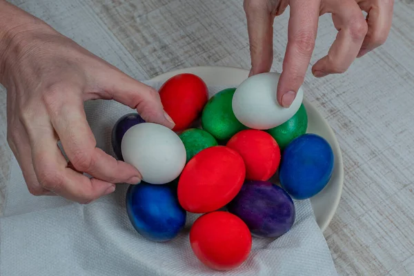 Auf Einem Weißen Teller Stapeln Sich Ostereier Verschiedenen Farben Ostereier — Stockfoto