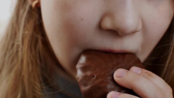 一个金发女孩的脸的特写 她喜欢吃巧克力棉花糖和巧克力糖霜 孩子们非常喜欢糖果和巧克力 糖果和巧克力概念 — 图库视频影像