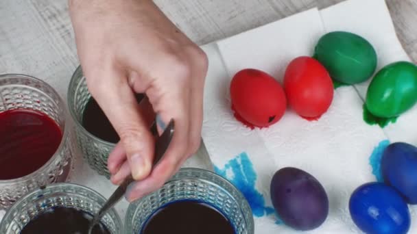 Fêmea Coloca Ovos Galinha Coloridos Guardanapo Papel Branco Tirando Ovos — Vídeo de Stock
