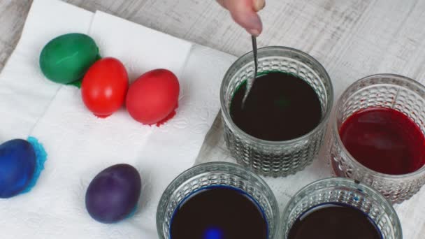 Домогосподарка Виймає Зелено Блакитні Фіолетові Червоні Курячі Яйця Келихів Харчових — стокове відео