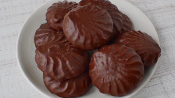 초컬릿 유약을 마시멜로 접시에 놓는다 초콜릿 마시멜로의 사탕이라는 — 비디오
