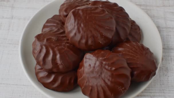Malvaviscos Chocolate Platillo Blanco Malvaviscos Esmalte Chocolate Cerca Acostado Plato — Vídeos de Stock