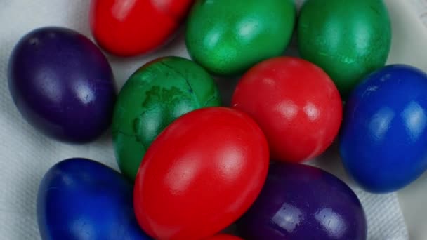 Coloridos Huevos Pollo Pascua Pintados Diferentes Colores Encuentran Plato Blanco — Vídeo de stock