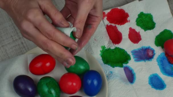 Detailní Záběr Ženské Ruce Tření Multi Barevné Malované Velikonoční Vajíčka — Stock video