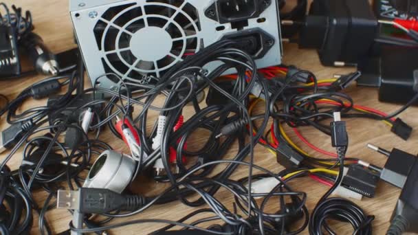Bunch Old Wires Connections Headphones Chargers Electronic Devices Old Wires — Stock Video