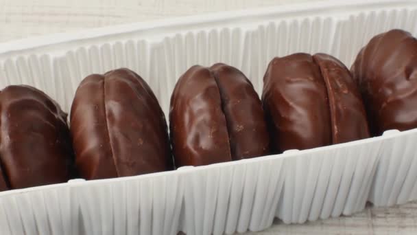 Balíček Marshmallows Čokoládové Polevě Zblízka Ležící Dřevěném Stole Koncept Vlivu — Stock video