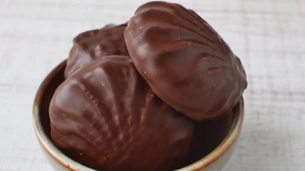 Close Pilha Zephyr Chocolate Copo Bege Close Conceito Impacto Negativo — Vídeo de Stock