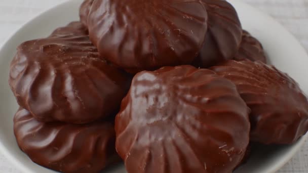 Guimauve Chocolat Glaçure Gros Plan Couché Sur Une Soucoupe Verre — Video