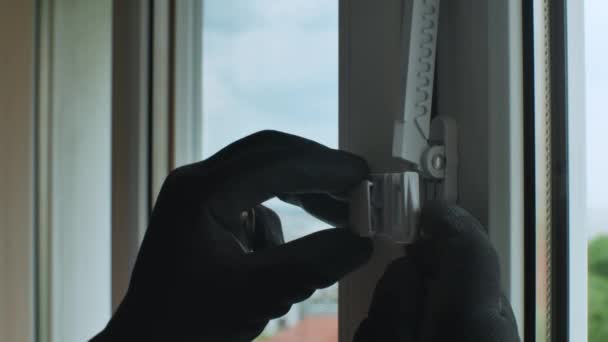 Master Instala Limitador Fixação Para Abrir Janela Plástico Xícara Mão — Vídeo de Stock