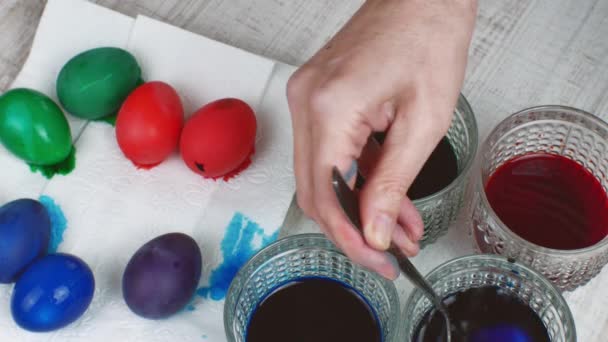 Θηλυκό Γεννά Χρωματιστά Αυγά Κότας Χαρτοπετσέτα Βγάζοντας Αυγά Από Ποτήρια — Αρχείο Βίντεο