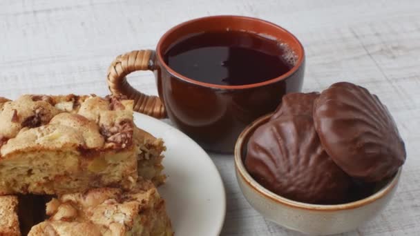 红茶在杯子里 苹果派在碗里 棉花糖在巧克力釉里在碗里 茶水甜点的特写 在家庭环境中在家喝茶的概念 — 图库视频影像
