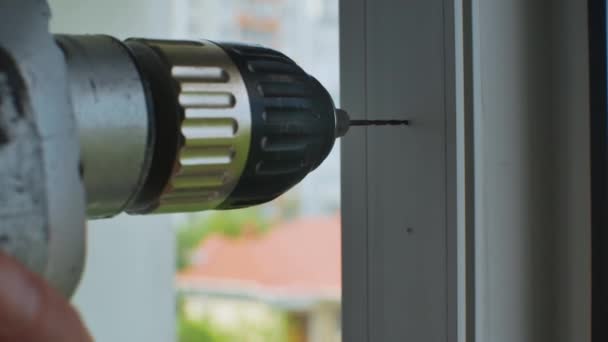 Muž Používá Elektrický Vrták Vrtání Otvorů Plastovém Rámu Okna Instalaci — Stock video