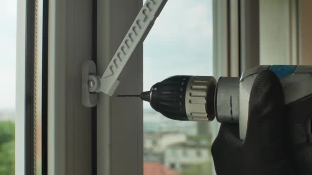 Male Verwendet Elektrische Bohrmaschine Löcher Kunststoff Fensterrahmen Bohren Fensterstopfen Installieren — Stockvideo