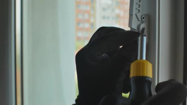 Чоловік Використовує Гвинт Викруткою Який Фіксує Пластиковий Віконний Відкриваючий Обмежувач — стокове відео