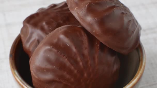 Ciocolată Bezele Într Castron Maro Aproape Nucleul Din Glazura Ciocolată — Videoclip de stoc