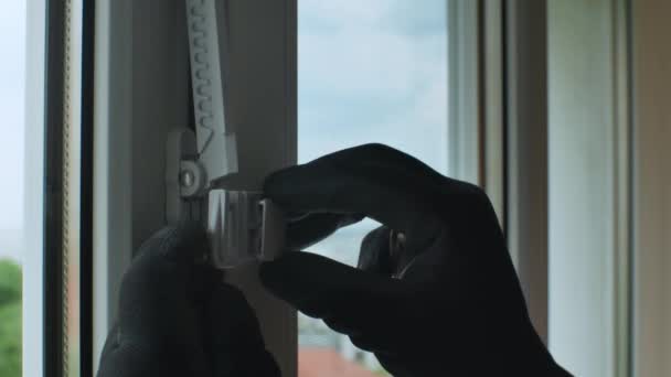 Master Instala Limitador Fixação Para Abrir Janela Plástico Xícara Mão — Vídeo de Stock