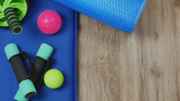 Sportutrustning För Fitness Och Yoga Hantlar Kroppsformande Roller Spetsiga Och — Stockvideo