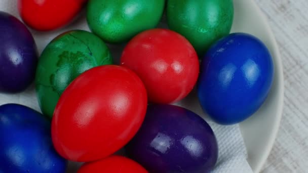 Coloridos Huevos Pollo Pascua Pintados Diferentes Colores Encuentran Plato Blanco — Vídeos de Stock