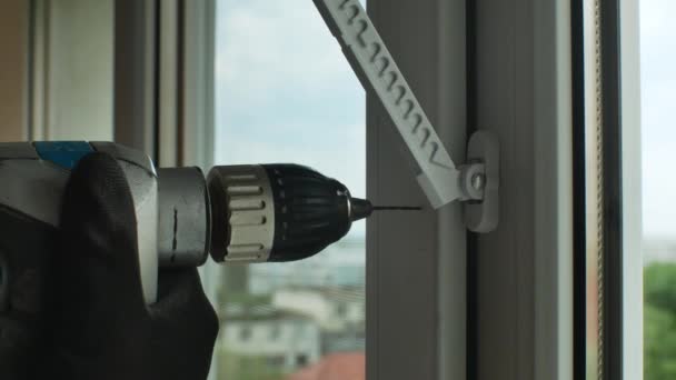 Großaufnahme Einer Männlichen Hand Bauhandschuhen Die Einen Elektrischen Bohrer Halten — Stockvideo