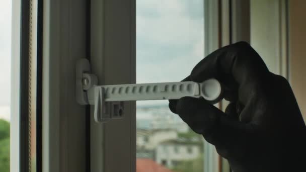Usta Plastik Pencereyi Açmak Işlevini Kontrol Etmek Için Sınırlayıcı Yükledi — Stok video