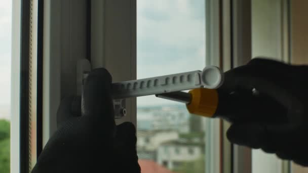 Tornavida Kullanan Bir Erkek Plastik Pencere Açma Limitleyicisini Tamir Eden — Stok video