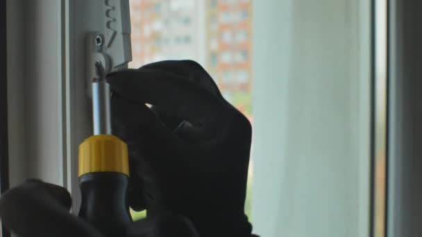 一个手拿着建筑用手套的人的特写会拉紧固定塑料窗户开口限制器的螺钉 在塑料窗框上安装窗口塞子 安装窗户装置 — 图库视频影像