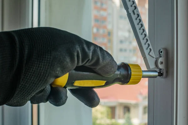 Nşaat Eldivenli Bir Adamın Elinin Yakın Çekimi Plastik Pencere Açma — Stok fotoğraf