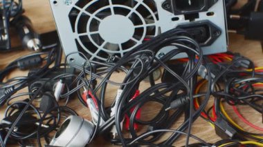 Eski kablolar, bağlantılar, kulaklıklar ve elektronik cihazlar için şarj cihazları eski kablolar, bağlantılar, kulaklıklar ve şarj cihazları ahşap masaya yakın. Elektronik aygıtların eskimesi kavramı.