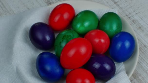 Montón Huevos Pascua Diferentes Colores Apilan Plato Blanco Huevos Pascua — Vídeos de Stock