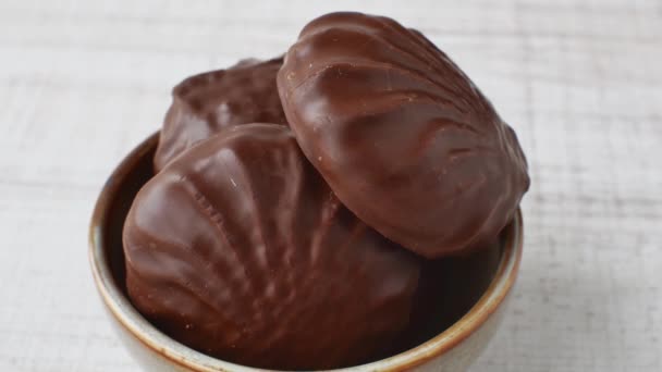 Malvaviscos Esmalte Chocolate Cerca Tazón Marrón Copa Beige Con Primer — Vídeos de Stock