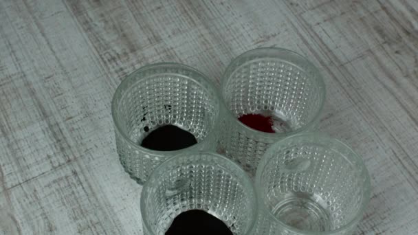 Θηλυκό Χύνει Μωβ Ροδακινί Χρωστική Ένα Ποτήρι Για Βάψιμο Πασχαλινών — Αρχείο Βίντεο