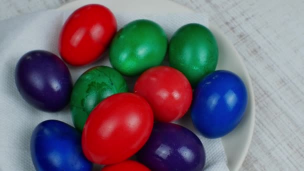 Coloridos Huevos Pollo Pascua Pintados Diferentes Colores Encuentran Plato Blanco — Vídeo de stock