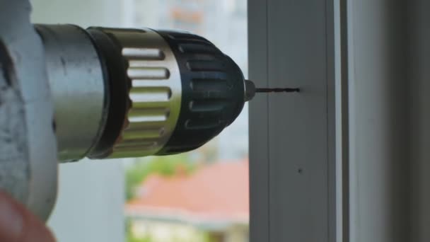 Şçi Plastik Pencere Çerçevesinde Elektrikli Matkapla Delik Açıyor Bir Elektrikli — Stok video
