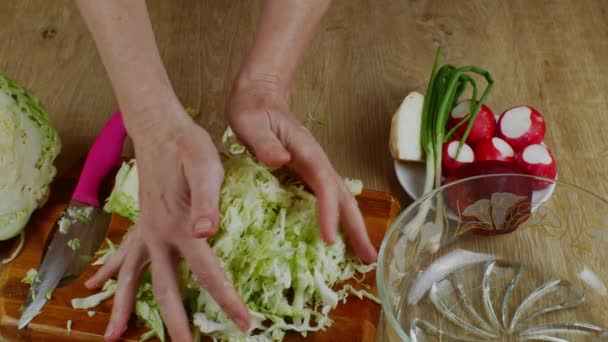 Θηλυκό Ετοιμάζει Σαλάτα Λαχανικών Κοντινό Πλάνο Γυναικεία Χέρια Βάζοντας Ψιλοκομμένο — Αρχείο Βίντεο