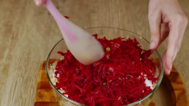 Gospodyni Domowa Miesza Świeżą Sałatkę Warzywną Plastikową Łopatką Szklanej Misce — Wideo stockowe