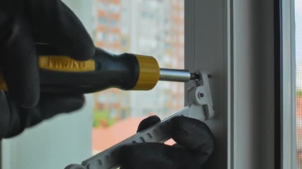 Nşaat Eldiveninin Içindeki Bir Adamın Eli Plastik Pencere Açma Limitleyicisini — Stok video