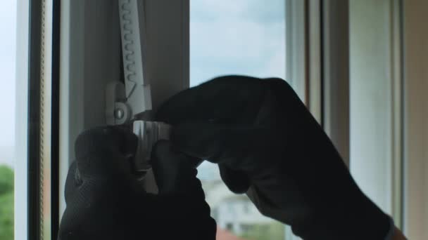 Крупним Планом Рука Людини Будівельній Рукавичці Фіксує Пластикову Віконну Пробку — стокове відео