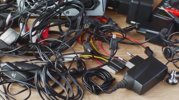 Montón Cables Viejos Conexiones Auriculares Cargadores Para Dispositivos Electrónicos Alambres — Vídeo de stock