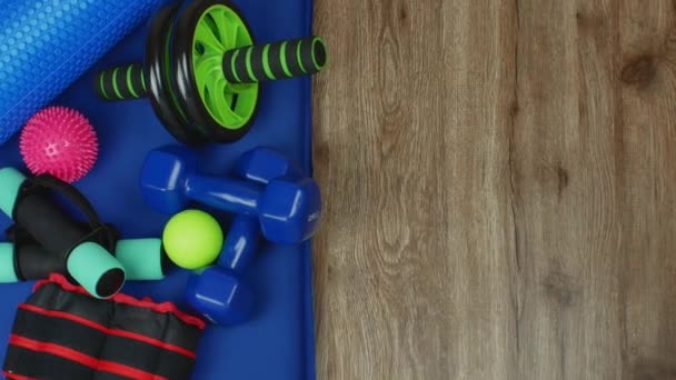 Sportutrustning För Fitness Och Yoga Hantlar Kroppsformande Roller Spetsiga Och — Stockvideo