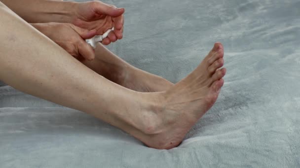 Γυναίκα Κάνει Μασάζ Στα Δάχτυλα Των Ποδιών Της Ενυδατική Κρέμα — Αρχείο Βίντεο