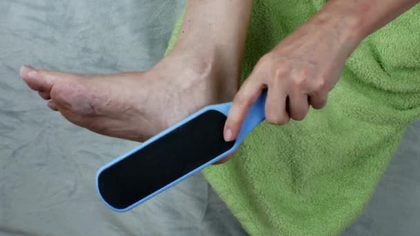 Samice Používá Štětec Broušení Aby Odlupovala Nohu Léčba Popraskaných Podpatků — Stock video